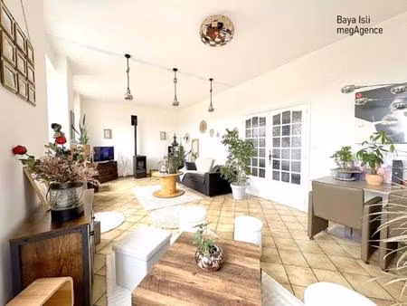 maison en pierre de 2 appartements   terrain  garage et stationnements prives