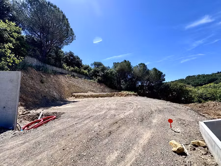 terrain constructible de 2100 m2 avec permis déposé pour une villa de 250 m2