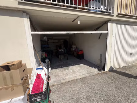 à louer  garage fermé situé au sein d'une résidence sécurisé