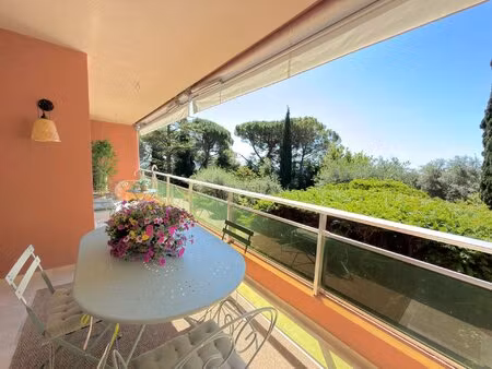 appartement de 2 pieces avec une grande terrasse et place de parking