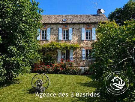 belle maison en pierre avec grange et terrain arboré