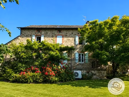 belle maison en pierre avec grange et terrain arboré