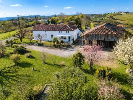 maison rénovée avec studio indépendant  grand hangar et vue dominante