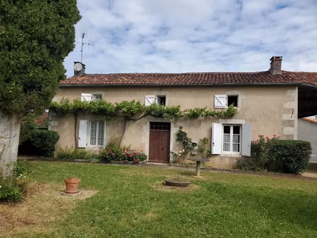fort potentiel pour cette fermette à rénover à nanteuil-en-v