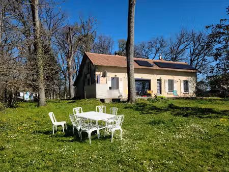 maison en pierre rénovée récemment  sans voisins.