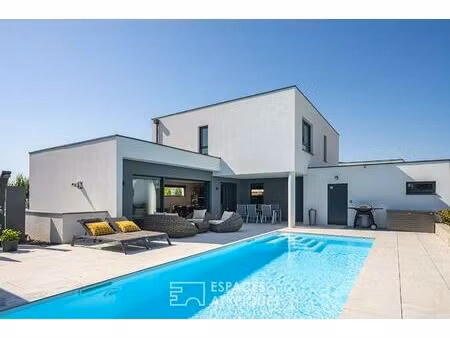 maison contemporaine et sa piscine