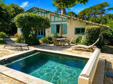 villa rénovée avec piscine.