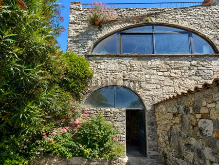 maison en pierre avec terrasse panoramique au coeur d'un vil