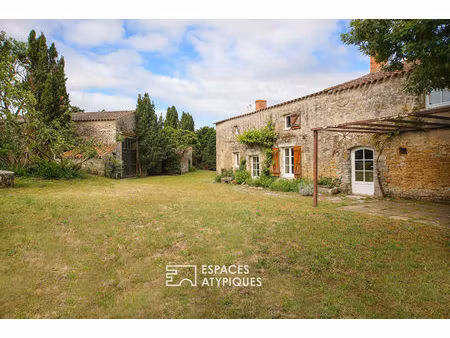 projet d'exception à jard-sur-mer : authentique longère avec grange et terrain constructib