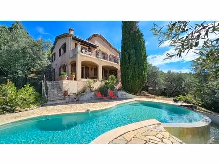 villa de caractère   piscine originale  vue dégagée à 180 °