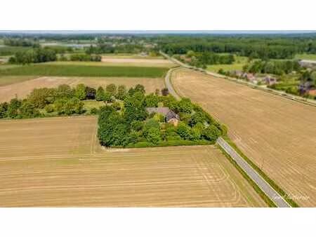 maison unique à rénover avec écurie sur environ 10 hectares