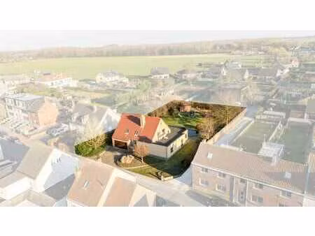 villa avec 5 chambres  3 salles de bains et jardin