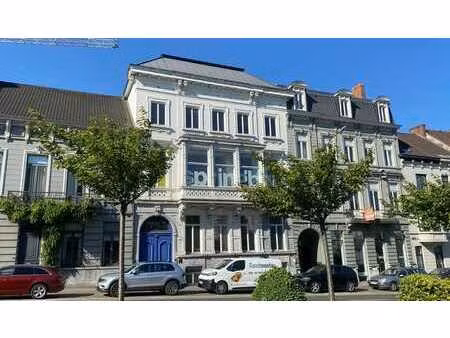 bureaux meublés dans une maison de maître imposante sur la