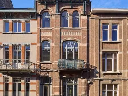 une maison de maître calme avec des caractéristiques art nou