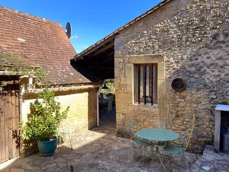 une maison de style périgord avec une grande grange