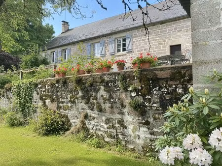belle maison en pierre située dans un petit hameau de la commune de tarnac.