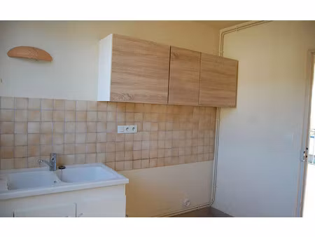 location appartement  m² t-2 à saint-satur  450 €