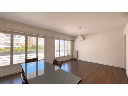 a visiter proche des plages du mourillon! bel appartement type 4 tres ensoleille.