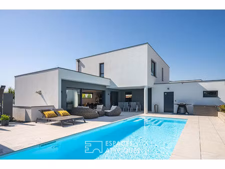 maison contemporaine et sa piscine