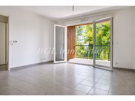 bel appartement t2 recent avec terrasse et parking