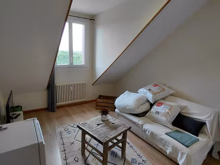 studio/chambre au dernier etage proche tour de ville