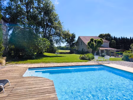 cette superbe maison de maître en pierre  située à fongrave  développe environ 390 m2 habi