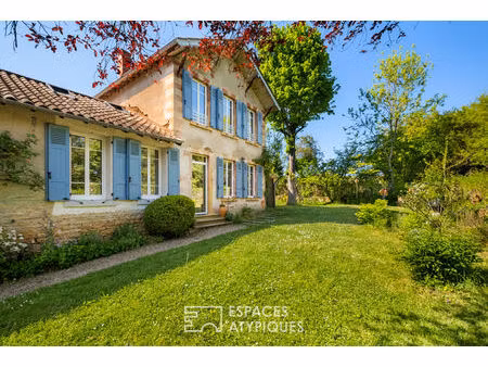 maison en pierres dorées et pisé rénovée avec soin en 2022