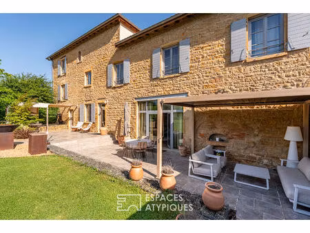 maison de caractère en pierres dorées avec jardin et piscine