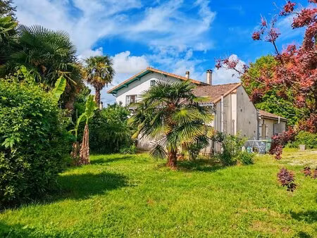 maison de 7 pièces de 216 m² à floirac