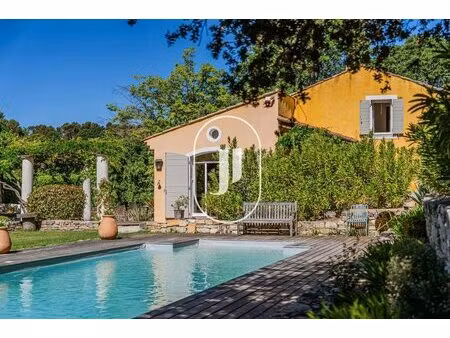 propriété de charme d'exception : l’art de vivre parfait avec piscine et tennis au coeur..