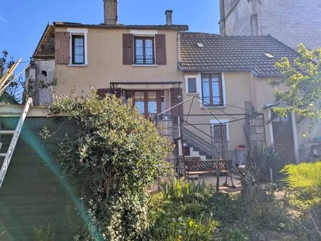 maison ancienne avec terrasses et jardinet à merry sur yonne