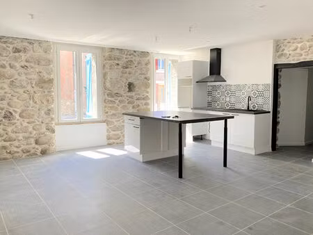 saint jean de verges - a louer - appartement avec terrasse et place de parking privative