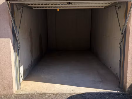 garage extérieur résidence fermée et sécurisée