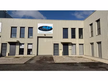 location local commercial 3 pièces 161 m2 à décines-charpieu