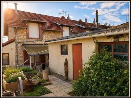 maison à relooker  4 pièces 2 chambres  bord de loing.en hauteur. garage  cave  veranda  c