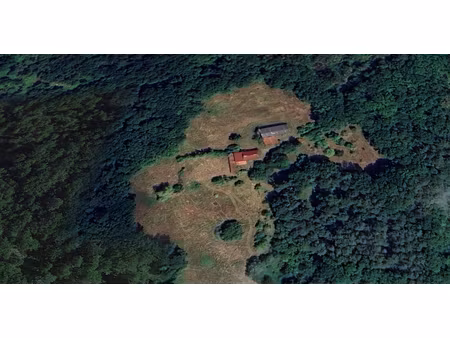 propriété de 2 maisons  au coeur de 40 ha de forêts et prairies