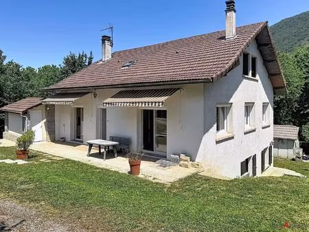 maison familiale de 221 m² sur 1 800 m² de terrain