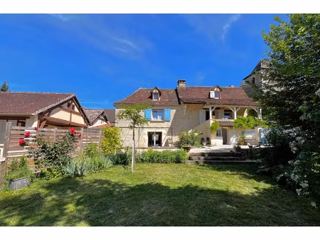 charmante maison en pierre à vendre  avec piscine  dans un c