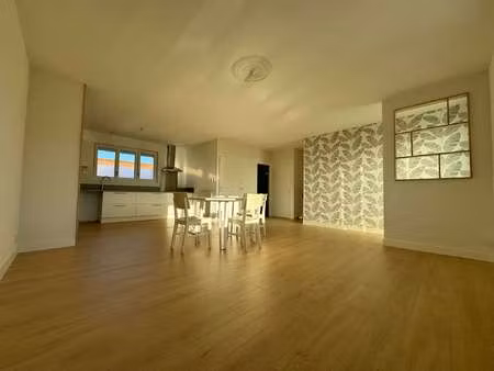 location appartement 5 pièces meublé aux herbiers (85500) : à louer 5 pièces meublé / 82m²