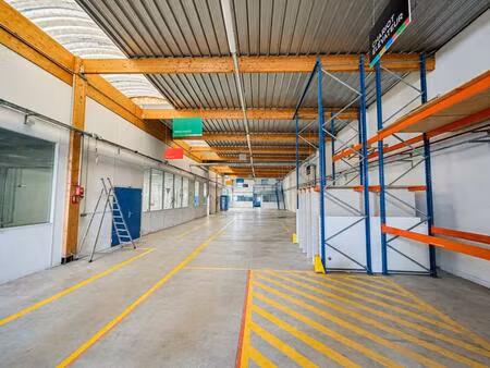bureaux et grand espace de stockage