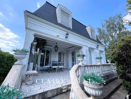 élégante mansard baignée de lumière  au charme raffiné et aux inspirations d’un véritable 