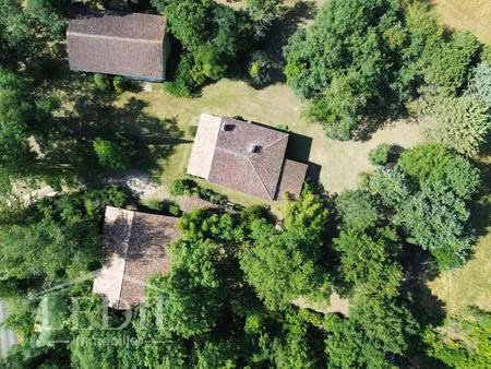maison de pierre isolée avec dépendances
