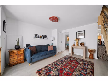 maison de ville en triplex refaite à neuf  avec cour + parki