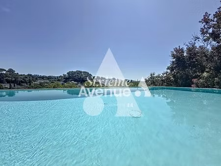 a vendre villa à mougins 6 pièces de 200 m² sur 1917 m² de terrain avec piscine