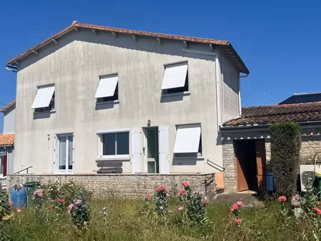 vente maison 6 pièces 135 m² à champdeniers-saint-denis (79220)  149 500 €