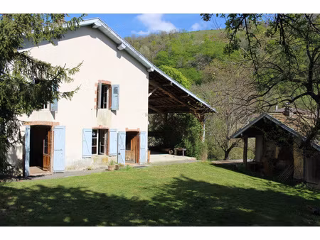 maison 5 pièces de 100 m² sur 1322 m² de terrain.