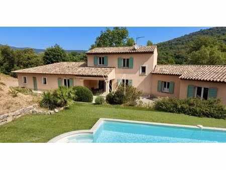 villa construite en 2010 d'env 200m2 avec un double garage et grande piscine sur 5000m2