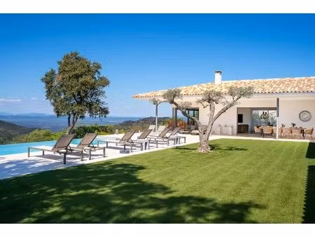 villa contemporaine avec vue surplombant les collines et village
