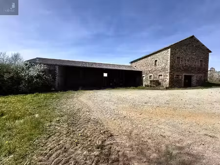 corps de ferme sur le lac de villefranche de panat