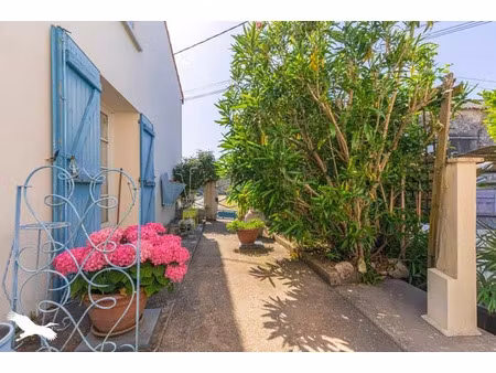 vente maison 10 pièces 212 m² à sainte-gemme (17250)  179 999 €